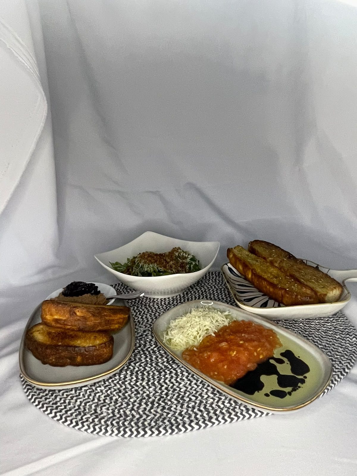 Tabla de entradas: tostadas, tomate y ensalada