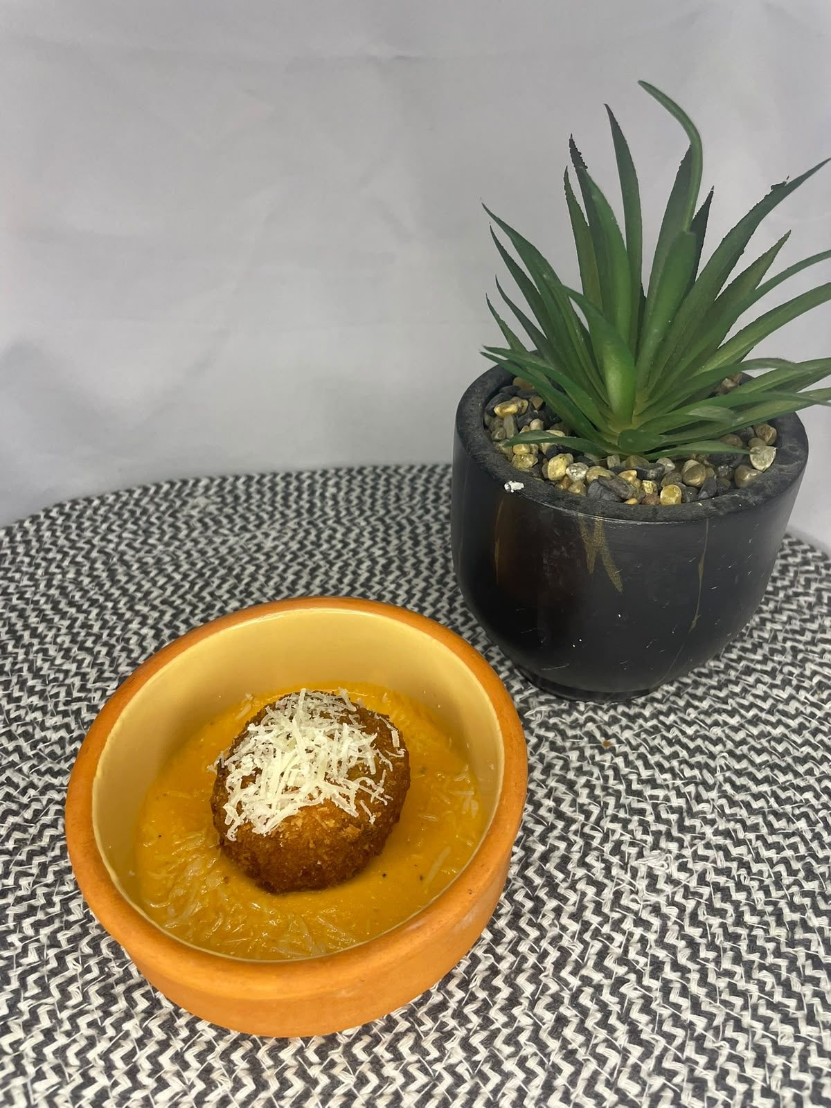 Croqueta casera en salsa