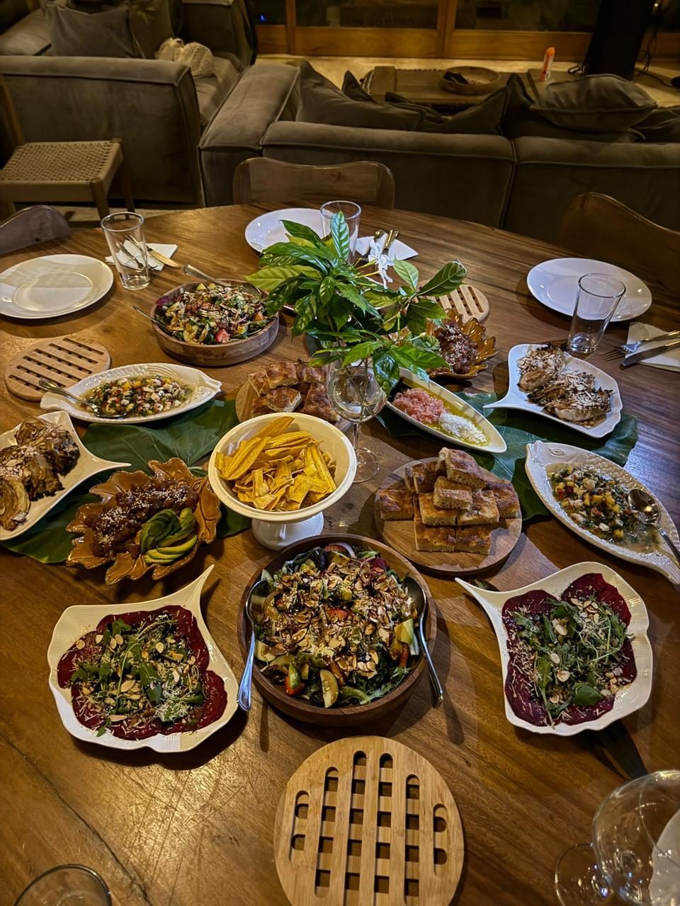 Mesa de cena con variedad de platillos Che Fa Le
