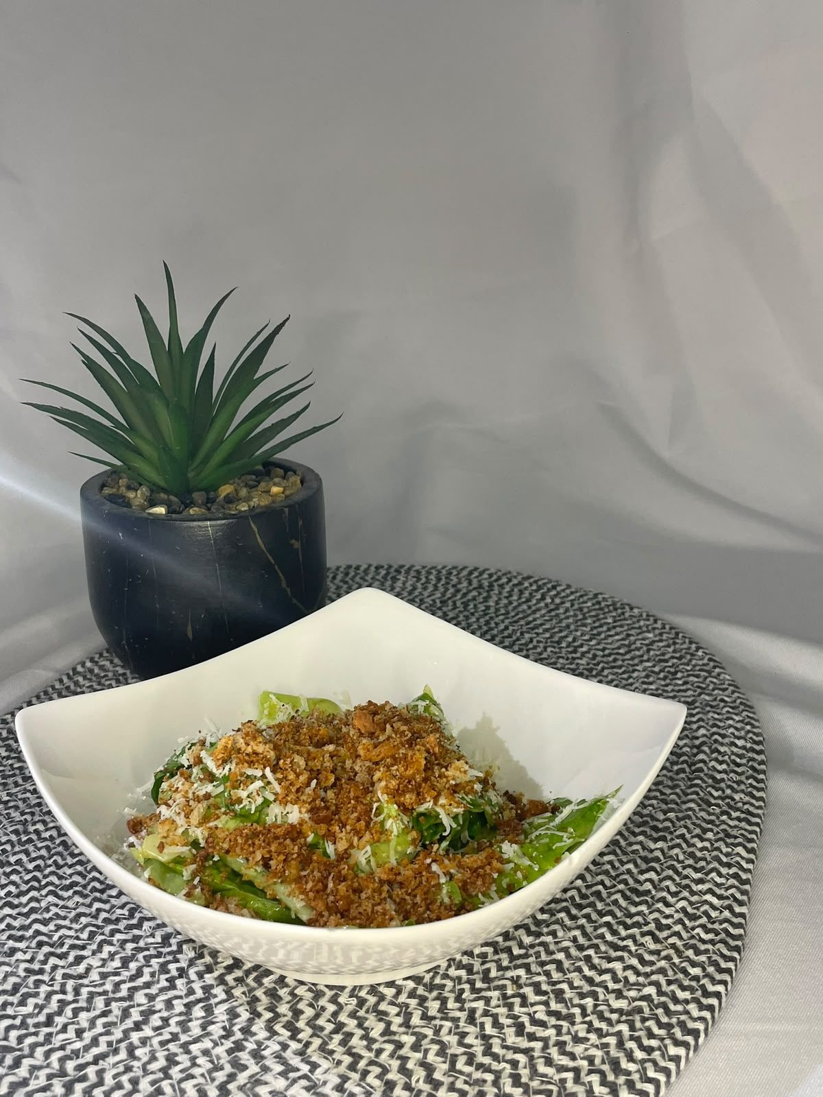 Ensalada verde con crocante de parmesano