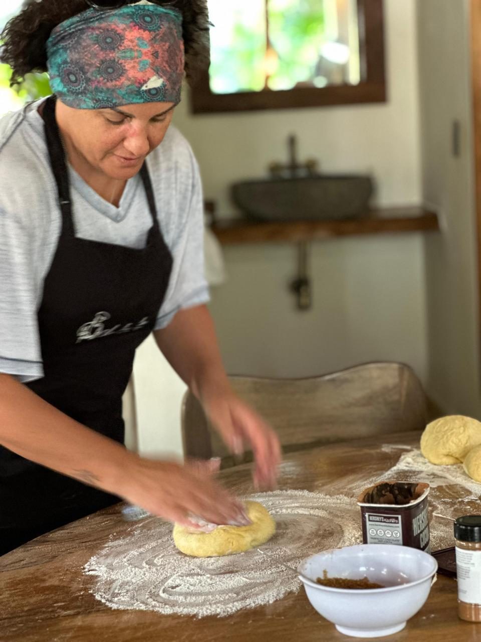 Chef amasando pan a mano