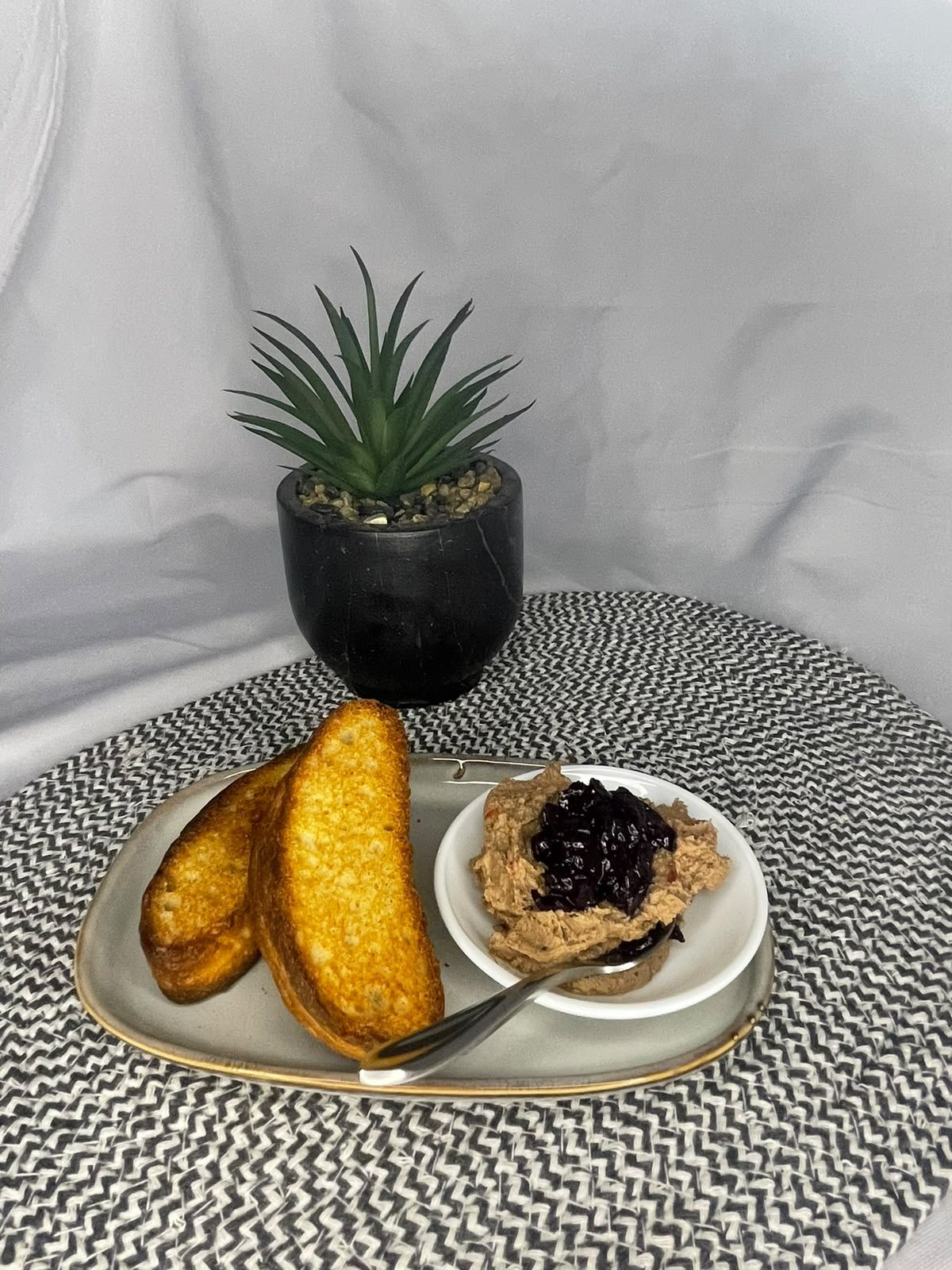 Paté de la casa con tapenade de aceitunas
