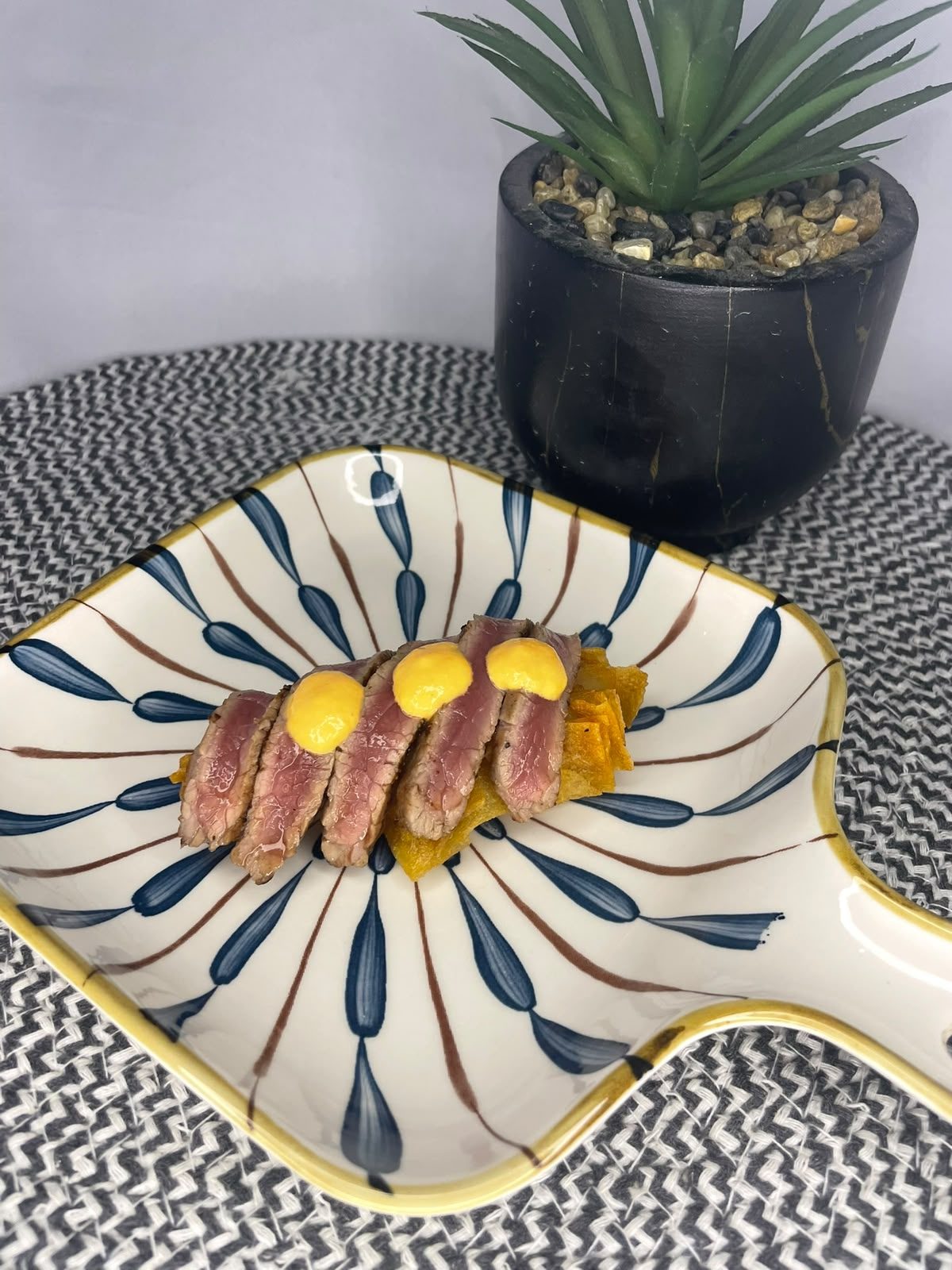 Atún tataki con salsa