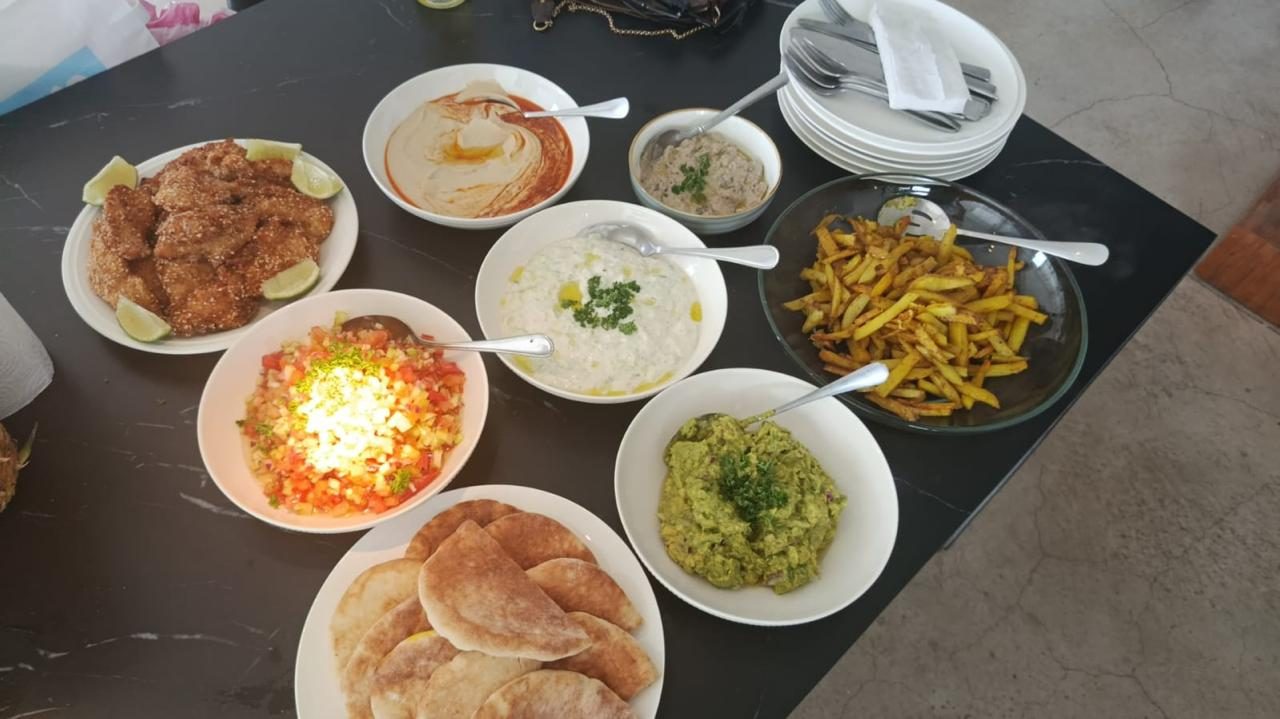 Mezze kosher preparado por Che Fa Le: hummus, pita, guacamole